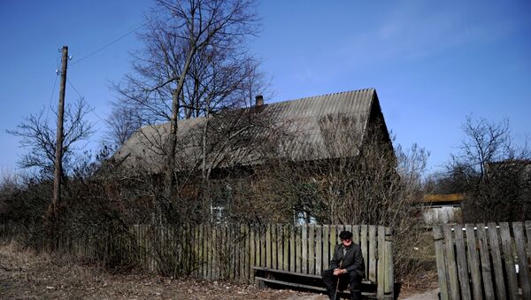 Иван Шаменок (90 лет) у своего дома в деревне Тульговичи на территории Полесского радиационно-экологического заповедника - Sputnik Беларусь