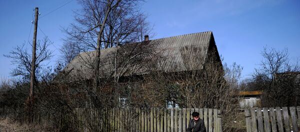 Пенсионер у своего дома в деревне Тульговичи на территории Полесского радиационно-экологического заповедника - Sputnik Беларусь
