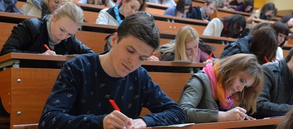 Студенты пишут под диктовку - Sputnik Беларусь