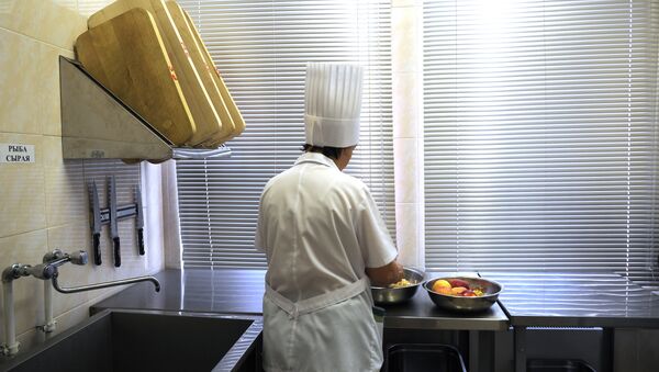 Работа повара на кухне. Архивное фото - Sputnik Беларусь