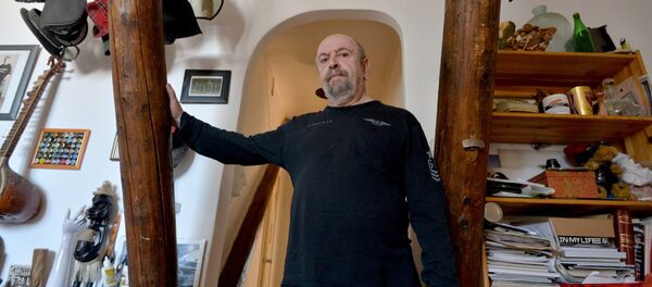 Владимир Цеслер в своей мастерской - в этой минской мансарде побывало немало легендарных гостей. - Sputnik Беларусь