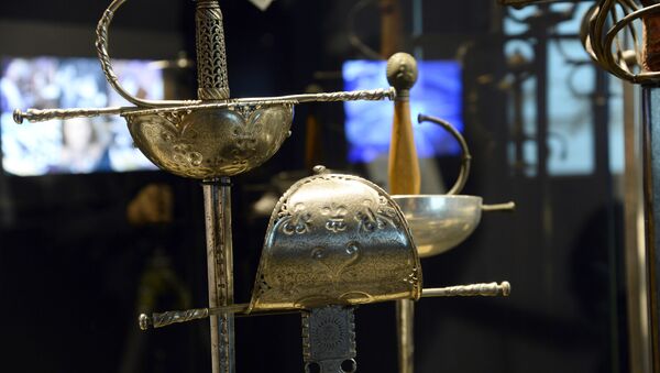 Шпаги мушкетеров времен короля Людовика XIII на выставке в Париже - Sputnik Беларусь
