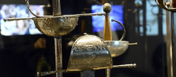 Шпаги мушкетеров времен короля Людовика XIII на выставке в Париже - Sputnik Беларусь