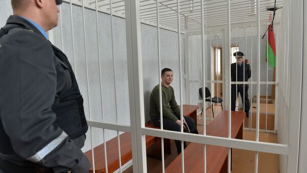 Обвиняемый Тарас Аватаров в начале судебного заседания - Sputnik Беларусь