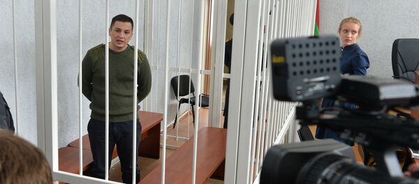 Обвиняемый Тарас Аватаров с журналистами перед началом заседания - Sputnik Беларусь