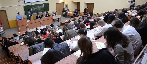 Георгій Калдун прадыктаваў Татальную дыктоўку у медуніверсітэце - Sputnik Беларусь