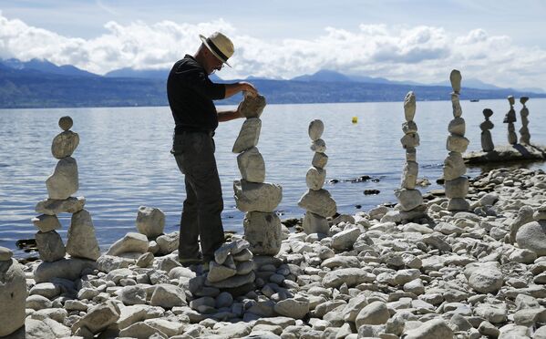 Швейцарский лэнд-арт художник Даниель Данкель строит пирамиду из камней - Sputnik Беларусь