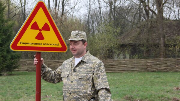 Участники пресс-тура охотно позировали со знаками радиационной опасности  - Sputnik Беларусь