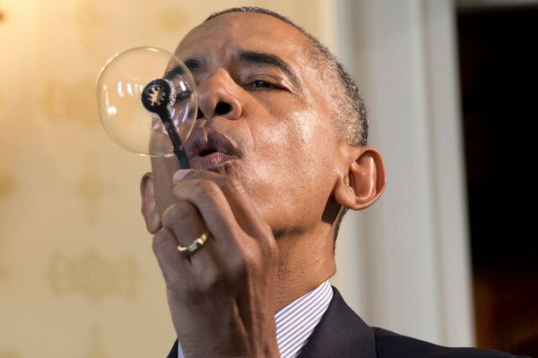 Президент США Барак Обама надувает пузыри - Sputnik Беларусь