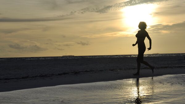 Девушка на пляже. Архивное фото - Sputnik Беларусь