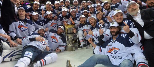 Игроки Металлурга, ставшие обладателями Кубка Гагарина Континентальной хоккейной лиги сезона 2015-2016 Игроки Металлурга, ставшие обладателями Кубка Гагарина Континентальной хоккейной лиги сезона 2015-2016 - Sputnik Беларусь