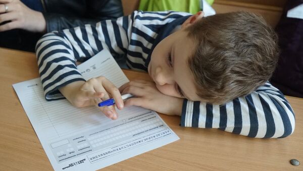 Мальчик участвует в ежегодной акции по проверке грамотности Тотальный диктант-2016 - Sputnik Беларусь