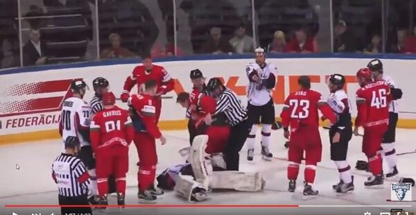 Кадр видеозаписи потасовки между хоккеистами сборных Беларуси и Латвии - Sputnik Беларусь
