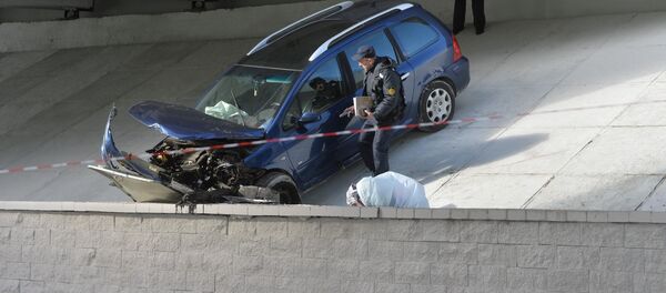 Упавший с путепровода автомобиль Peugeot - Sputnik Беларусь