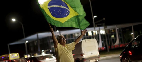 Мужчина с бразильским флагом - Sputnik Беларусь