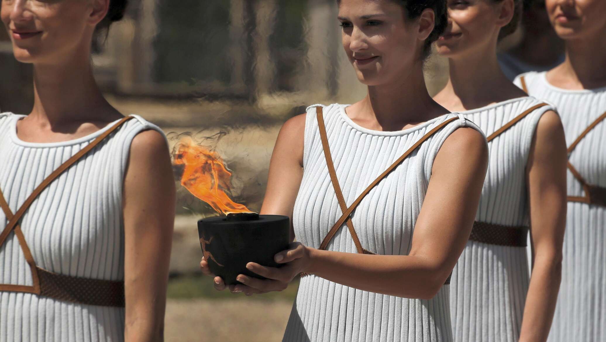 11 июня женщина. Девушка в греческой тунике. Олимпийский огонь и девушки в туниках. 11 Женщин. Женщины политики в Греции.
