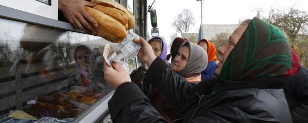 Работа автолавки в деревне Гедевичи Работа автолавки в деревне Гедевичи - Sputnik Беларусь