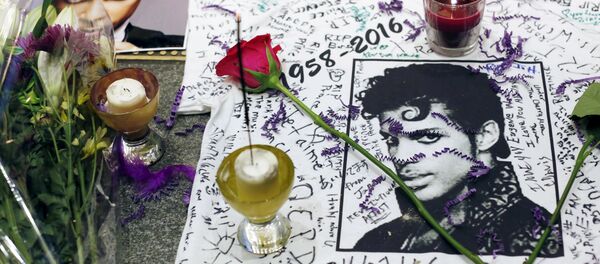 Люди несут цветы к дому певца Принса - Sputnik Беларусь