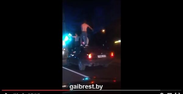 Кадр видео, на котором запечатлены пьяные брестчане, танцующие на авто Кадр видео, на котором запечатлены пьяные брестчане, танцующие на авто - Sputnik Беларусь