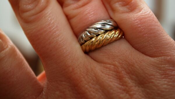 Золотое кольцо на руке. Архивное фото - Sputnik Беларусь