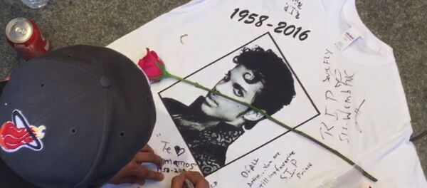 СПУТНИК_Поклонники Принса в память о музыканте танцевали и пели его песни в Нью-Йорке - Sputnik Беларусь