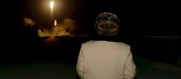 Лидер КНДР Ким Чен Ын наблюдает за запуском баллистической ракеты Лидер КНДР Ким Чен Ын наблюдает за запуском баллистической ракеты - Sputnik Беларусь