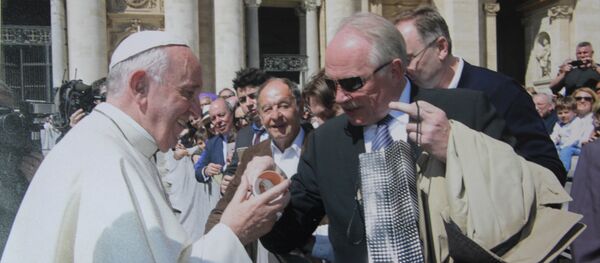 Папа Римский с улыбкой принял в дар глиняный символ Беларуси - колокольчик - Sputnik Беларусь