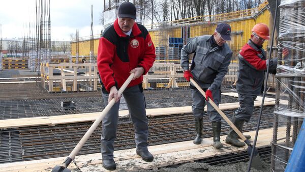Александр Лукашенко работает на реконструкции стадиона Динамо во время Республиканского субботника - Sputnik Беларусь