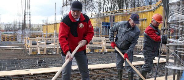 Александр Лукашенко работает на реконструкции стадиона Динамо во время Республиканского субботника Александр Лукашенко работает на реконструкции стадиона Динамо во время Республиканского субботника - Sputnik Беларусь