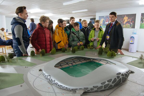 Участникам конкурса провели экскурсию по Борисов-Арене на английском языке - Sputnik Беларусь