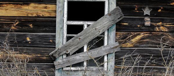 Заброшенный дом в отселенной деревне - Sputnik Беларусь