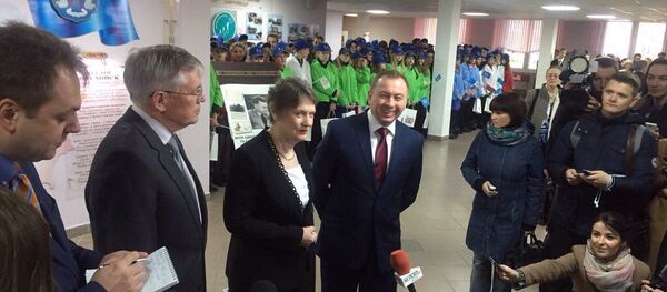 Мемориальная доска памяти бывшего сотрудника ООН в Беларуси Рут Уоллер открылась в школе №130 - Sputnik Беларусь