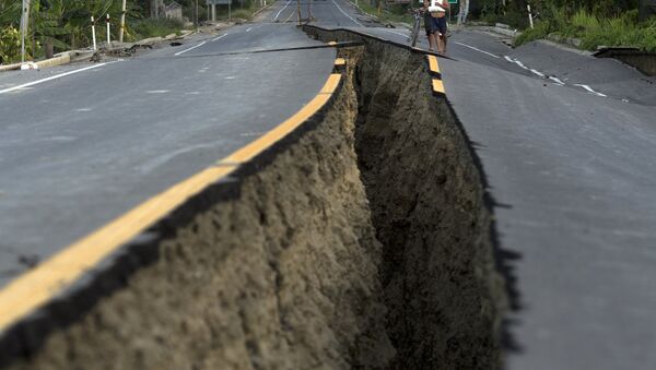 Раскол шоссе после землетрясения в Эквадоре - Sputnik Беларусь