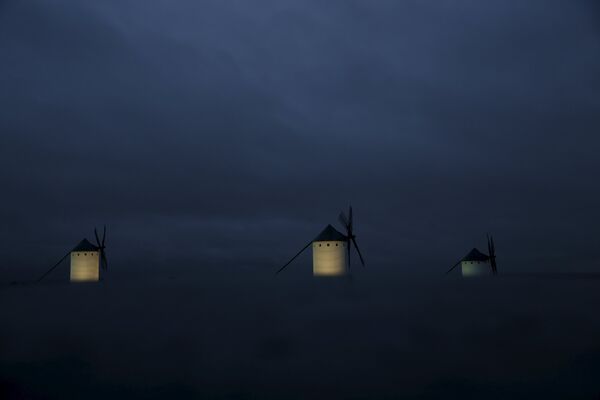 Ветряные мельницы в сумерках в Кампо-де-Криптана - Sputnik Беларусь