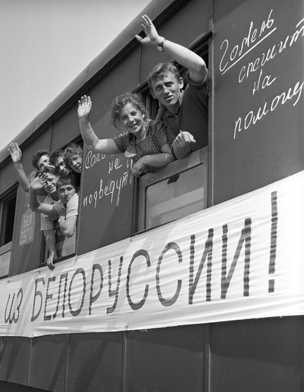 Землетрясение 1966 года в Ташкенте. Белорусская молодежь едет на помощь пострадавшим от землетрясения - Sputnik Беларусь