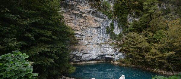 Туристы у Голубого озера в Абхазии. - Sputnik Беларусь