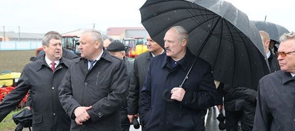 Александр Лукашенко во время посещения Гомельской области - Sputnik Беларусь