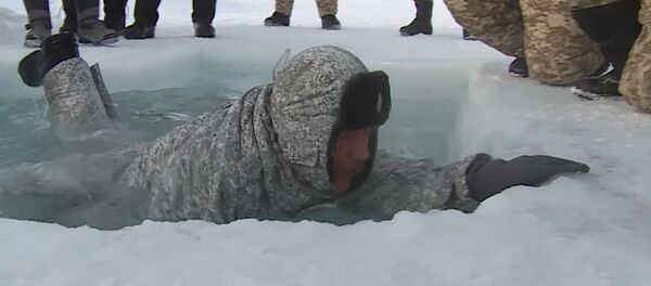 СПУТНИК_Десантники в Арктике испытали новую форму погружением в прорубь - Sputnik Беларусь