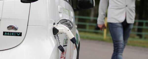 Электрамабіль на зарадцы, архіўнае фота Электрамабіль на зарадцы, архіўнае фота - Sputnik Беларусь