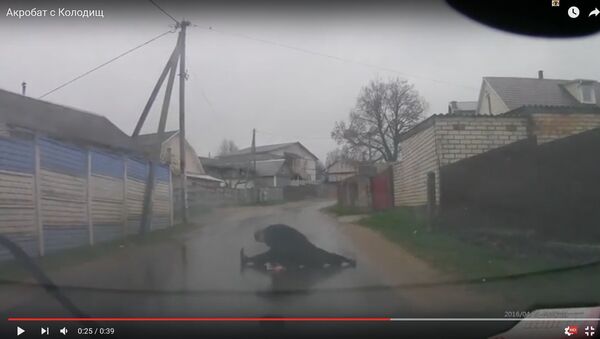 Мужчина сел на шпагат перед автомобилем - Sputnik Беларусь