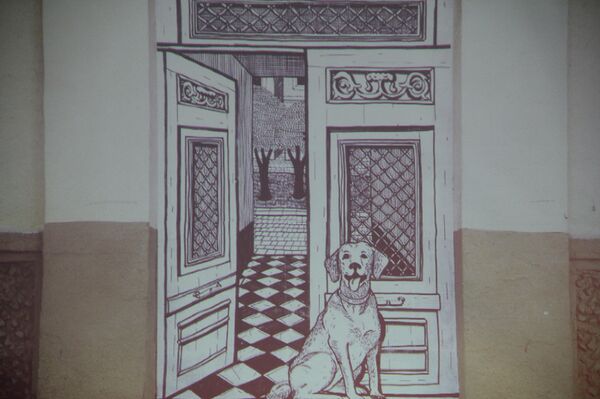 Знаменитая Собака в подъезде, украсившая стену одного из домов в районе гостиницы Пекин - Sputnik Беларусь