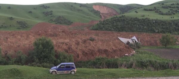 Крики и паника во время схода оползня – местный житель снял катастрофу Крики и паника во время схода оползня – местный житель снял катастрофу - Sputnik Беларусь