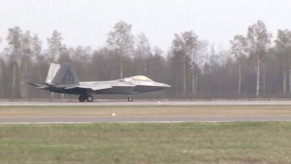 Спутник_Прибытие истребителей США F-22 Raptor на авиабазу в Литве - Sputnik Беларусь