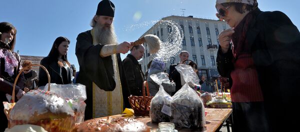 Освящение пасхальных куличей в Великую субботу в Беларуси - Sputnik Беларусь