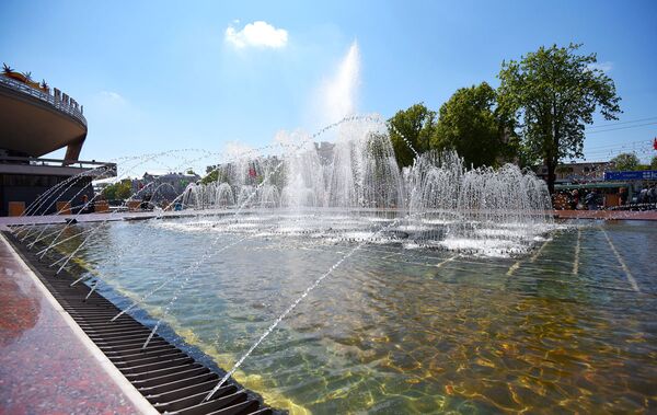 В этом году городские власти Гомеля изменили своей традиции давать воду фонтанам 1 мая. Нынче они зажурчали на два дня раньше. - Sputnik Беларусь