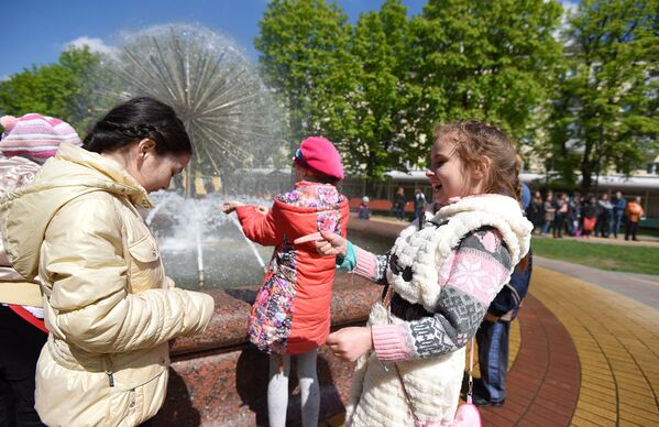 Брызги воды, летящие в разные стороны, особенно когда подует теплый ветер, дарят детям море позитива и положительных эмоций. - Sputnik Беларусь