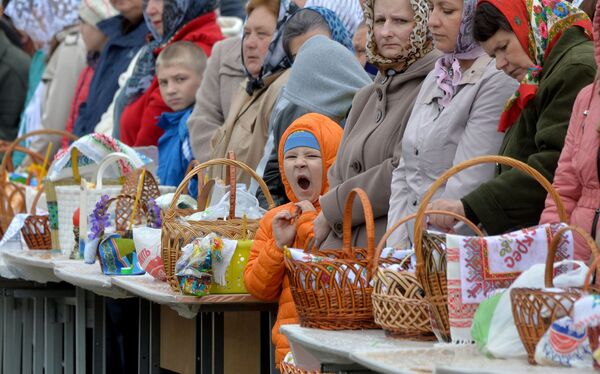 Иногда из-за огромного количества желающих, освящение пасхальных куличей и яиц затягивается. - Sputnik Беларусь