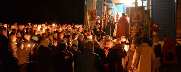 Крестный ход в пасхальную ночь возле Вознесенской церкви в деревне Ставок в Брестской области Крестный ход в пасхальную ночь возле Вознесенской церкви в деревне Ставок в Брестской области - Sputnik Беларусь