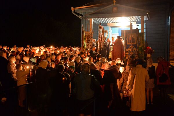 Крестный ход в пасхальную ночь возле Вознесенской церкви в деревне Ставок в Брестской области - Sputnik Беларусь