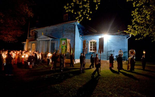 Крестный ход в пасхальную ночь возле Вознесенской церкви в деревне Ставок в Брестской области - Sputnik Беларусь